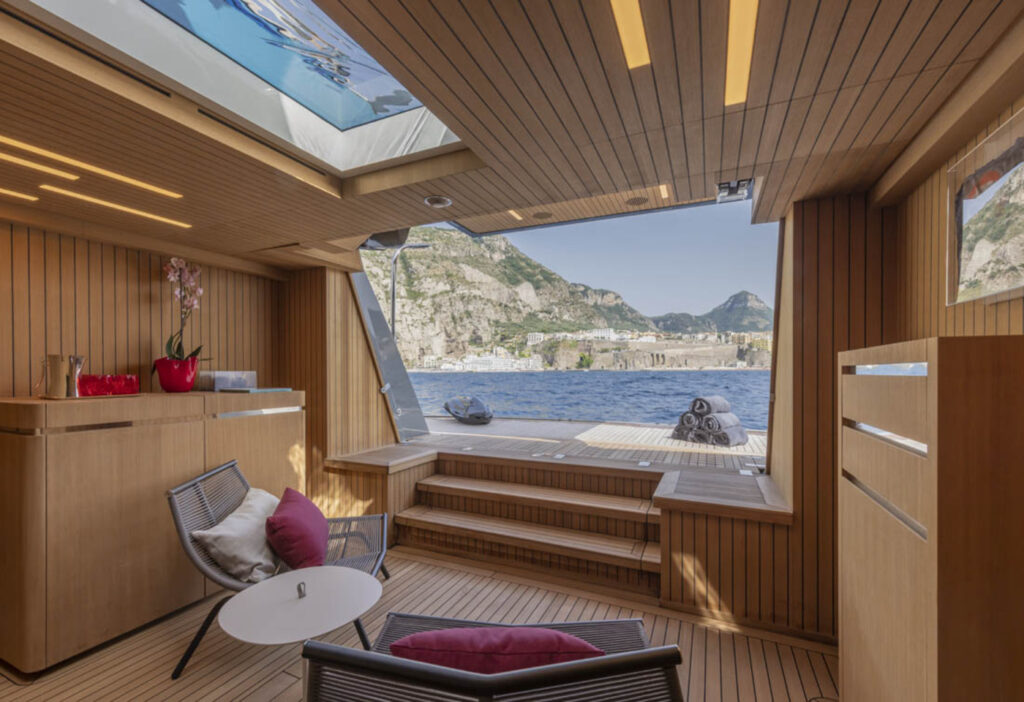 Allestimento interno barca di lusso